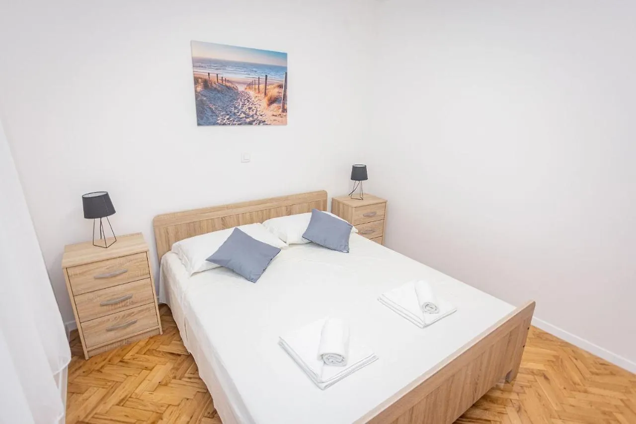 Apartments Veronika Trogir 0*,